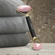Роллер-массажер для лица и тела с розовым кварцем GESKE SmartAppGuided Rose Quartz Face & Body Roller 5в1 серый - изображение 4