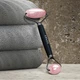 Роллер-массажер для лица и тела с розовым кварцем GESKE SmartAppGuided Rose Quartz Face & Body Roller 5в1 черный - изображение 4
