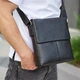 Мужская кожаная сумка через плечо Tiding Bag A75-181 23×26×6 черная — компактный мессенджер планшет для документов - изображение 2