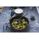 Сковорода вок Staub Specialities Wok Graphite Grey 30 см з кришкою чавунна 40511-462-0 - зображення 4