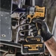 Akumulatorowy klucz udarowy DeWalt 18 V XR 1/2" 406 Nm z 2 akumulatorami 5 Ah (DCF921P2G-QW) - obraz 10