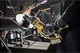 Акумуляторна кутова шліфувальна машина DeWalt 54V FlexVolt 230 мм з 2 акумуляторами 9 Аг (DCG460X2-QW) - зображення 6