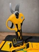 Аккумуляторный секатор Krafftec 48V 6Ah электрический садовый с индикатором заряда до 42 мм - изображение 2