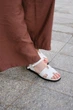 Женские минималистичные босоножки PARADIZE SHOES из натуральной белой кожи с мягкой стелькой на плоской черной подошве 40 размер (стелька 25,8 см) - изображение 6
