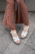 Женские минималистичные босоножки PARADIZE SHOES из натуральной белой кожи с мягкой стелькой на плоской черной подошве 40 размер (стелька 25,8 см) - изображение 7
