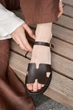 Жіночі мінімалістичні босоніжки PARADIZE SHOES із натуральної коричневої шкіри з м’якою устілкою на плоскій підошві 40 розмір (устілка 25,8 см) - зображення 3