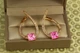 Серьги Xuping Jewelry Кристальная петля с розовым камнем золотистые - изображение 1