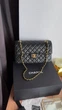 Жіноча сумка під Chanel Classic Double Flap ікра 26*16 см чорна із золотою фурнітурою - изображение 4
