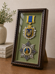 Рамка для військових Медалей та Нагород (150х200х34 мм.) Багет пластиковий з текстурою дерева AM-2034-B84 (з захисним Склом, Оливковою бархатною /велюровою оббивкою, задніком ДВП з кріпленнями на стіну, та ніжкою) BagetiKo - зображення 7