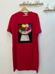 Женское платье-футболка мини Цветочный кот Modna KAZKA MKSH2444/1 - 58/60, Червоний - изображение 2