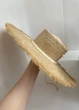 Солом’яний капелюх з широкими полями та золотистою фурнітурою - изображение 7