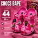 Кроксы Crocs Bape розовые унисекс 44 на стопу 28 см резиновые сабо с ремешком, вентиляционными отверстиями и джибитсами - изображение 1