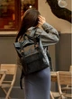 Женский городской рюкзак RollTop из экокожи для повседневного использования с регулируемым объемом и карманами, черный принт крокодил 60605 - изображение 2