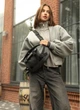 Велика жіноча поясна сумка бананка з екошкіри міська Sambag DynamicDart, графітова 60504 - зображення 9