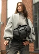 Велика жіноча поясна сумка бананка з екошкіри міська Sambag DynamicDart, графітова 60504 - зображення 12