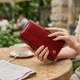 Кожаный лакированный кошелек с блоком для кредитных карт ST Leather 22682 Красный - изображение 2