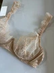 Бюстгальтер бежевого цвета без чашечек кружевной размер 85 B - изображение 2