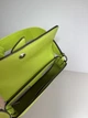 Жіноча шкіряна сумка Michael Kors XS EW Sling з срібним логотипом салатового кольору - зображення 4