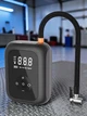 Компактний акумуляторний автомобільний насос MС-CQ802 з цифровим LED-дисплеєм USB та функцією ліхтаря Black - зображення 2