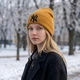 Шапка бини NY горчичная акриловая демисезонная осень весна для девушки и парня, желтый вязаный головной убор шапка универсальная - изображение 2