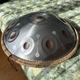 Ханг Handpan D Kurd 9 нот 55 см графітово-сріблястий з мандалами - зображення 3