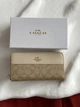 Кошелек Coach Signature Accordion Zip Wallet 938195 молочный - изображение 1