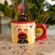 Чашка порцелянова дитяча з ручкою та кришкою з яскравим принтом котика Kitten's Birthday 400 мл подарункова святкова кружка із порцеляни для дітей 11х9 см Рожевий - зображення 2