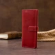 Бумажник женский GRANDE PELLE из натуральной кожи вертикальный глянцевый на кнопке красный 56495 - изображение 7