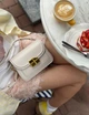 Сумка жіноча з регульованим ремінцем на плече та через плече з акцентною застібкою молочна - зображення 4
