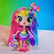 Лялька-сюрприз Decora Girlz Різнокольоровий сюрприз наліпками (D1000) - зображення 4
