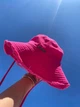 Панама Jacquemus малинового цвета на объем головы 54-58 см, повседневная розовая панама с шейным шнурком - изображение 2