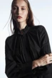 Сукня жіноча COS Ruffled-Collar Mini Shirt Dress 1194523001 Eur 42 Чорний - изображение 4