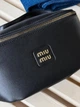 Элегантная женская кожанная бананка Miu Miu черная (96671) - изображение 3