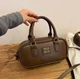 Жіноча сумка крос-боді з екошкіри 23×12×7,5 см, із золотистою фурнітурою та довгим ремінцем , шоколадна - зображення 5