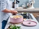 Каструля чавунна з кришкою KitchenAid 26 см 5,2 л колір суха троянда (CC007431-001) - зображення 5