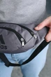 Бананка мужская Adidas серая, сумка бананка через плечо мужская с серым логотипом - изображение 8