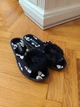 Комнатные тапочки домашние Белста женские черные с белым велюровые с пушком открытый носок размер 40 - изображение 1