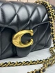 COACH Tabby 26 — жіноча сумка на ланцюжку, стьобана, чорна, золотий логотип - изображение 5