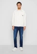Джинси чоловічі Tommy Jeans RYAN Relaxed Fit Jeans у темно-синьому кольорі (Aspen Dark Blue Stretch) 28/32р - зображення 3