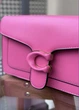 Женская сумка Coach 6938 кросс-боди темно розовая - изображение 6