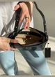 Женская сумка Guess VG797919 багет через плечо рептилия крокодил черная - изображение 7