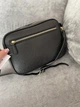 Женская сумка Guess 117 кросс-боди черная - изображение 6