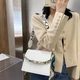 Женская классическая сумка рептилия через плечо на широком ремешке с цепочкой белая - изображение 5