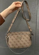 Женская сумка Guess 136 кросс-боди бежевая - изображение 2
