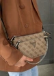 Женская сумка Guess 136 кросс-боди бежевая - изображение 8