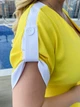 Комбинезон женский с шортами на запах, поясом, короткими рукавами, контрастными лампасами, карманами и текстовым принтом больших размеров G&M k-131811 50-52 Размер цвет жоўты - зображення 3
