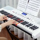 Meirkergr MK-2100 White Smart Version + Stand, интеллектуальная 61-клавишная клавиатура с подсветкой, многофункциональная электронная клавиатура, возможность подключения микрофона, наушников, USB-накопителя, мобильного телефона, планшет с подставкой. - изображение 5
