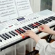Meirkergr MK-2100 White Smart Version + Stand, интеллектуальная 61-клавишная клавиатура с подсветкой, многофункциональная электронная клавиатура, возможность подключения микрофона, наушников, USB-накопителя, мобильного телефона, планшет с подставкой. - изображение 8
