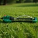 Веерный распылитель Parkside для полива газона 16 насадок площадь орошения 236 м2 регулировка угла 120 градусов со съемным фильтром для равномерного увлажнения участка и эффективного ухода за растениями - изображение 1