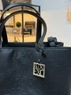Сумка жіноча Armani Exchange шопер тоут крос-боді через плече чорна з фактурним тисненням - изображение 12
